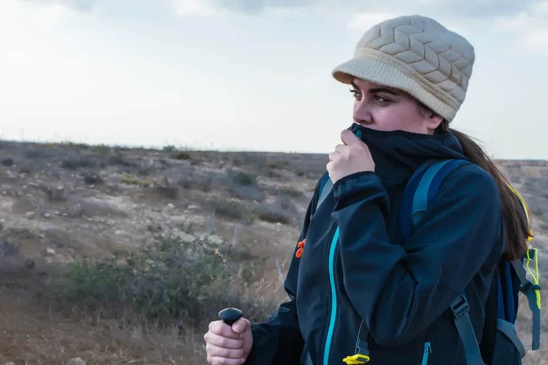 Kurtka hybrydowa: Co to jest i dlaczego jej potrzebujesz?