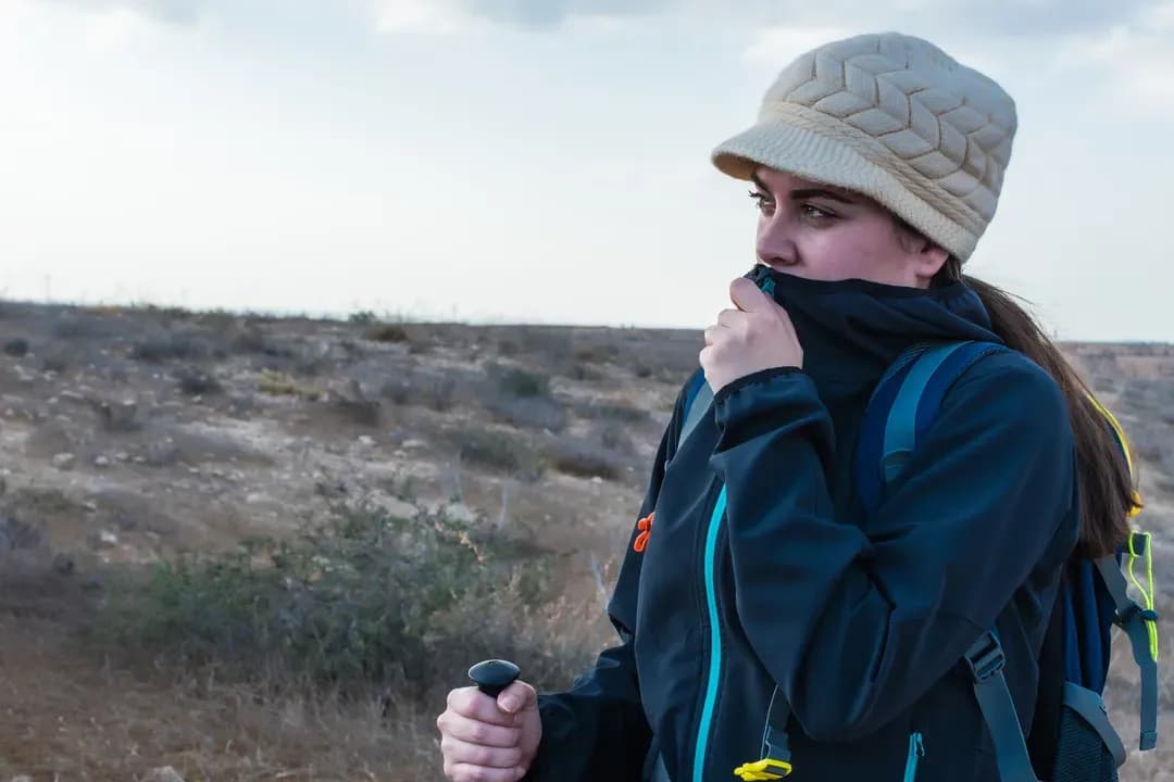 Kurtka hybrydowa: Co to jest i dlaczego jej potrzebujesz?