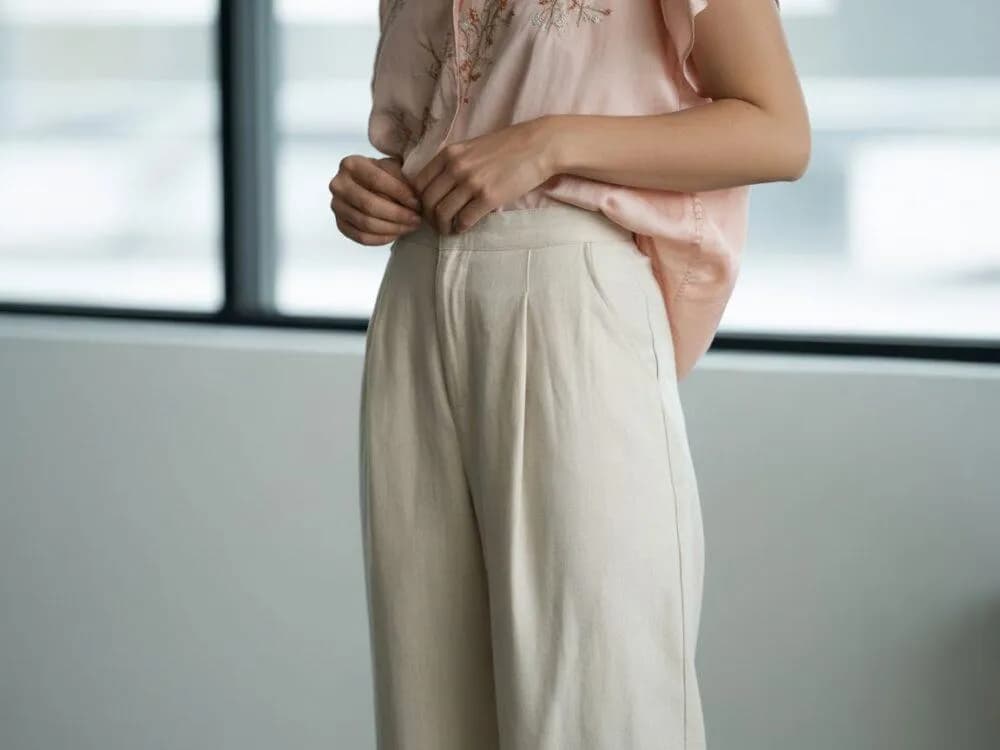 Jaka bluzka do szerokich spodni? Odkryj sekrety idealnych proporcji