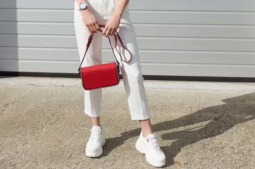 Jaka torebka do czerwonych butów? Odkryj sekrety stylistki!