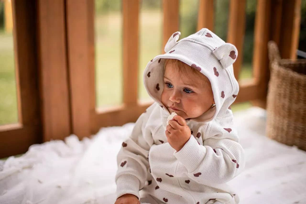 Kombinezon na wiosnę dla niemowlaka: Jak wybrać idealny na każdą pogodę?