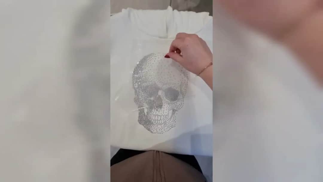 Blask na lata! Jak trwale przykleić kryształki do bluzy?