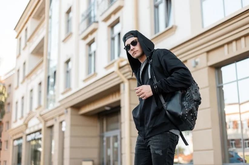 Bluza z kapturem: Jak nosić ją modnie na każdą okazję?