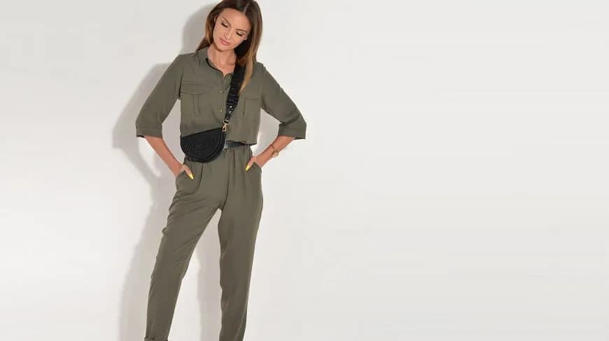 Jak stylizować kombinezon? Buty, dodatki, okrycia na każdą okazję