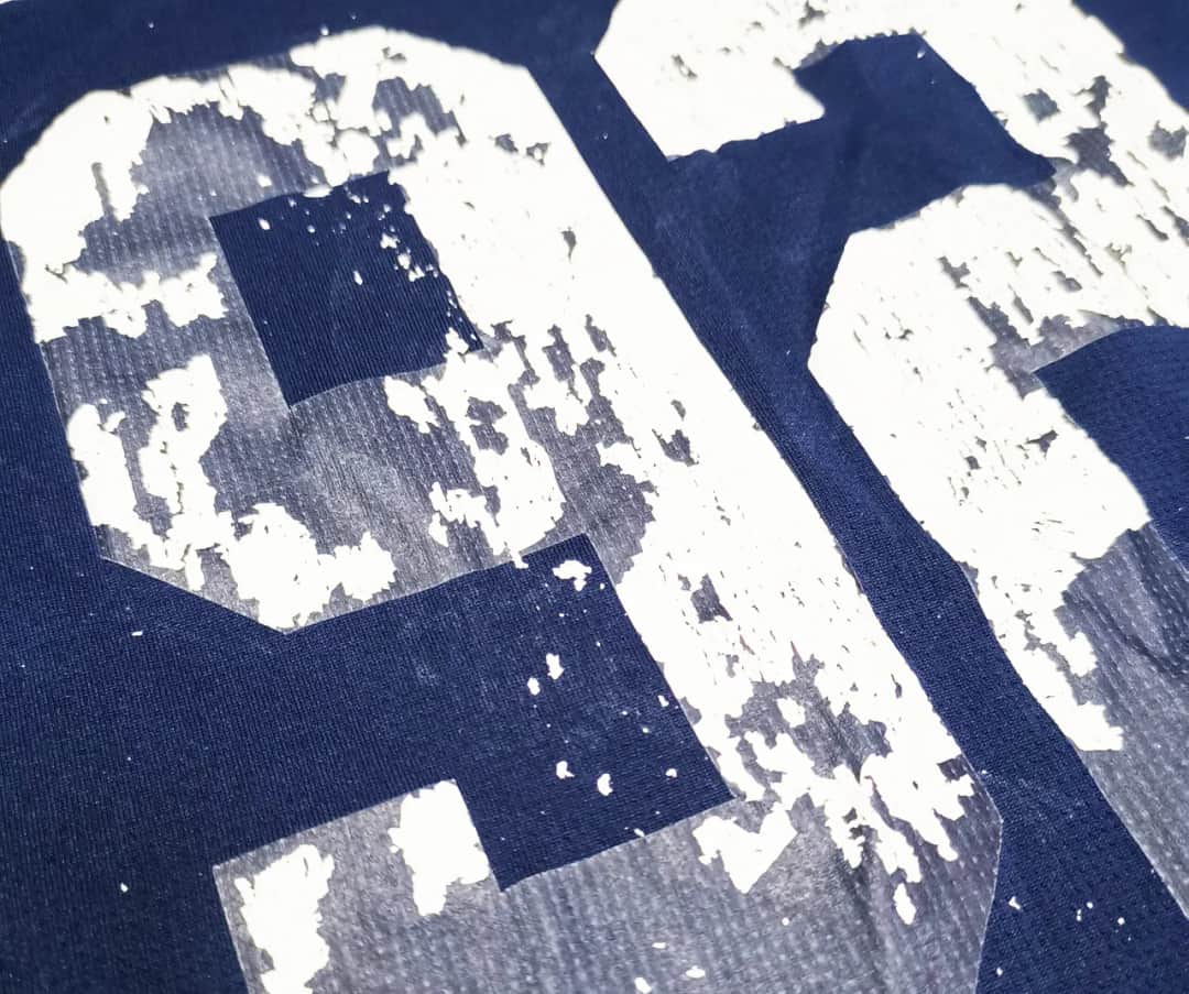 Jak bezpiecznie usunąć nadruk z bluzy? Poradnik krok po kroku