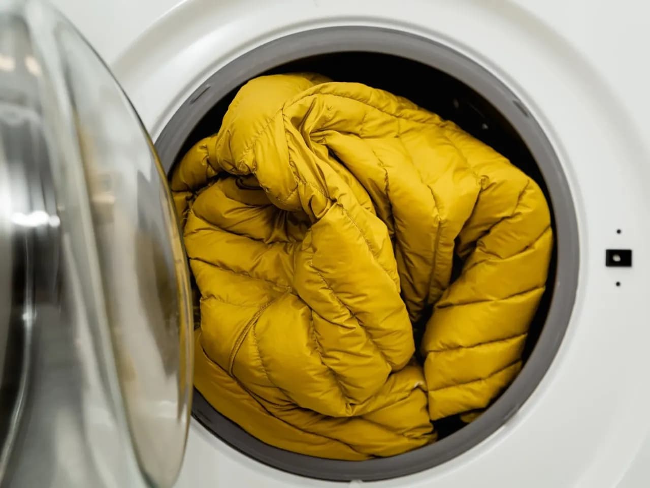 Jak prać kurtkę puchową w pralce? Sekrety puszystego puchu